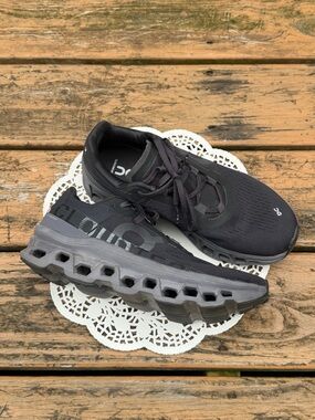 On Women's Cloudswift Running Shoes - Black and Gray